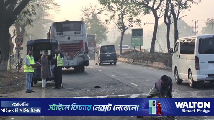 অ্যাম্বুলেন্স-বাস সংঘর্ষের পর জটলা, সেই জটলার উপর উঠে গেল বাস