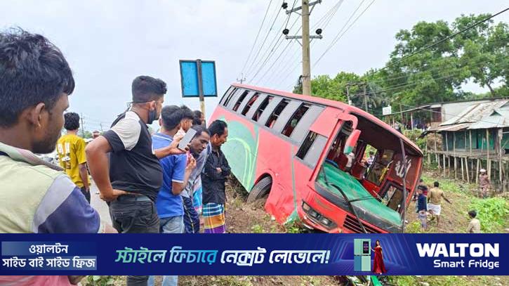 তিন যানবাহনে ধাক্কা দিয়ে বাসের পিলারে ধাক্কা, নিহত ২