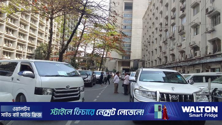 শেষ কর্মদিবসেও সচিবালয়ে কর্মচাঞ্চল্য