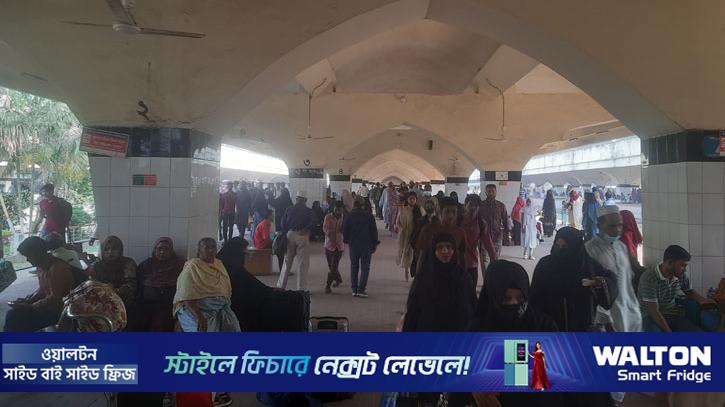 ছুটি শেষ, কমলাপুরে ঢাকায় ফেরা যাত্রীদের ভিড়