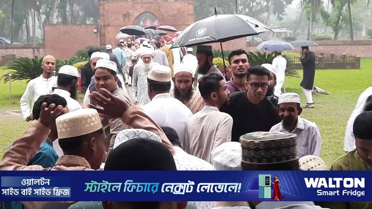 বৃষ্টি উপক্ষো করে ষাটগম্বুজ মসজিদে মুসল্লিদের ঢল
