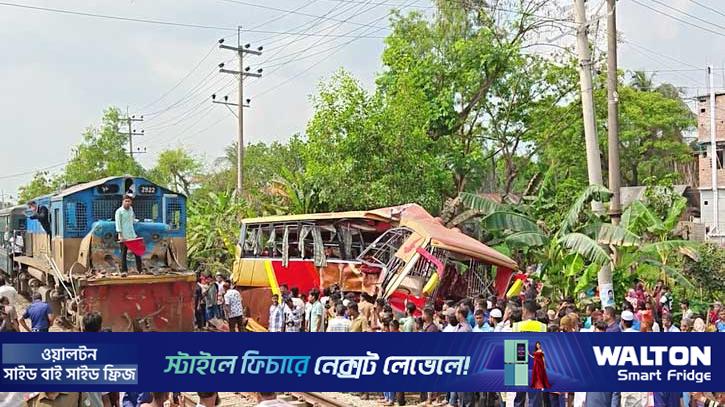 কুমিল্লায় বাস-ট্রেন সংঘর্ষ: ‘ক্রসিংয়ের গেট খোলা ছিল’