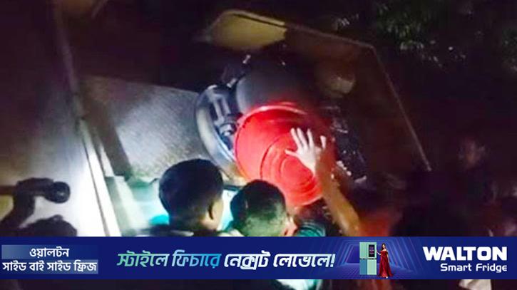 হবিগঞ্জে লাইনচ্যুত ট্রেন থেকে তেল নিয়ে গেলেন এলাকাবাসী