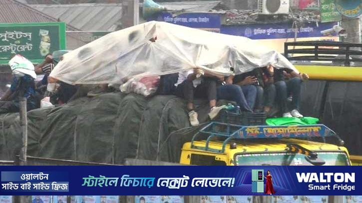 বৃষ্টিতে ঘরমুখো মানুষের ভোগান্তি 