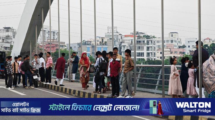 ঈদের দিন হাতিরঝিলে বিনোদনপ্রেমীদের ভিড়