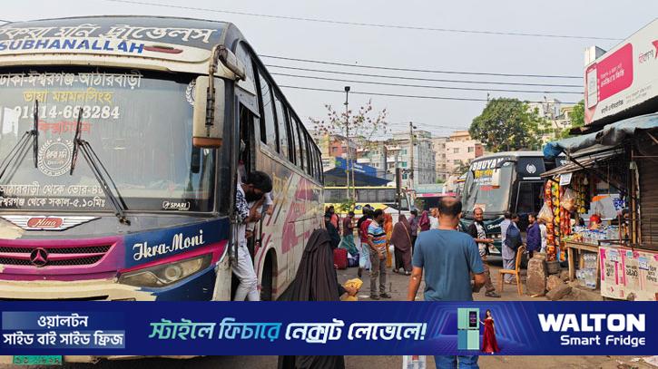 ছুটির দিনে মহাখালীতে ঢাকামুখী যাত্রীদের ভিড়