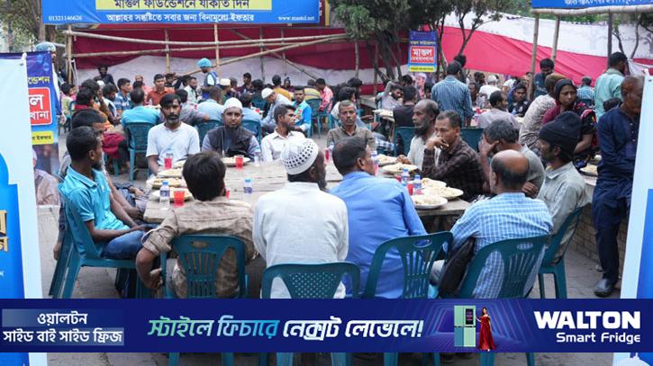 পথচারী ও ভ্রাম্যমাণ মানুষের জন্য ওয়ালটন প্লাজার ইফতার আয়োজন