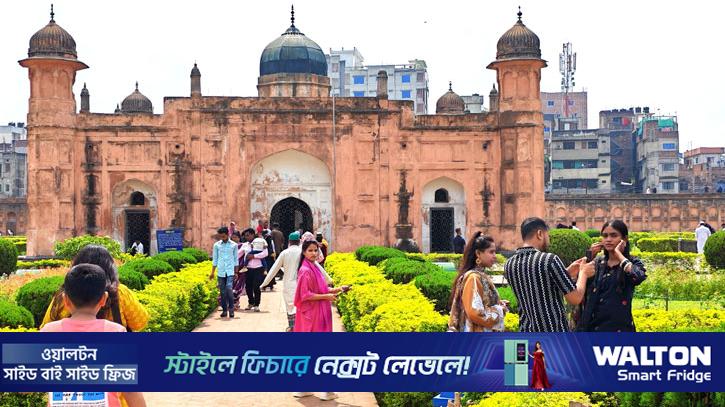 ঈদের ছুটিতে লালবাগ কেল্লায় দর্শনার্থীদের ভিড়