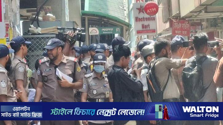 ফুটপাত দখল মুক্ত করতে অভিযান