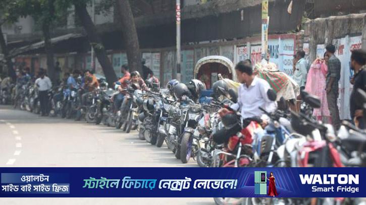 ‘লাইনে দাঁড়িয়ে কাটছে ঘণ্টার পর ঘণ্টা, আয় করব কখন’