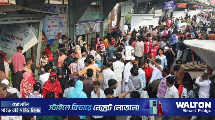 ঈদযাত্রার শেষ দিনেও সদরঘাটে ভিড় 