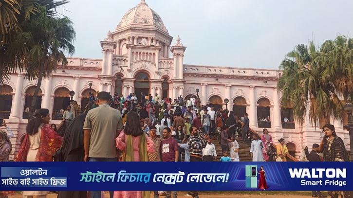 আহসান মঞ্জিলে দর্শনার্থীদের ভিড়