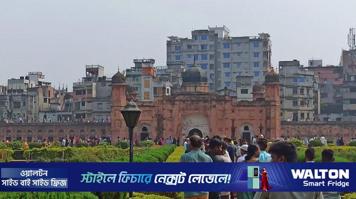 লালবাগ কেল্লায় দর্শনার্থীদের ভিড় 