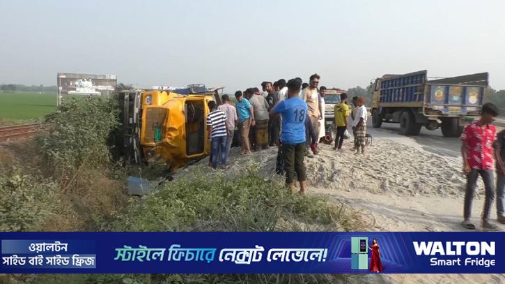 ঢাকা-টাঙ্গাইল-যমুনা সেতু মহাসড়কে ট্রাক উল্টে নিহত ১