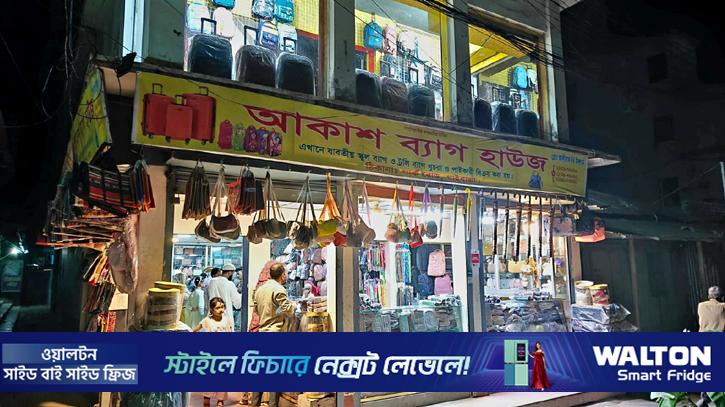 নির্দেশনা উপেক্ষা, গাইবান্ধায় রাত ৮টার পরেও খোলা মার্কেট