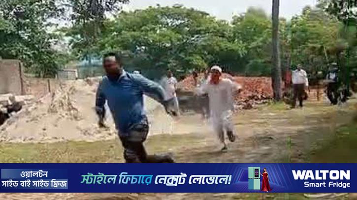 কাজের মান নিয়ে প্রশ্নে ক্ষিপ্ত ঠিকাদার, প্রকৌশলীকে বাঁশ নিয়ে ধাওয়া