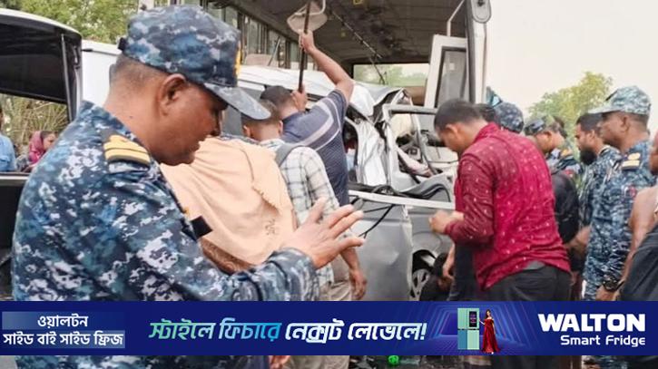 বাগেরহাটে বাস-মাইক্রোবাস সংঘর্ষে নিহত ১২