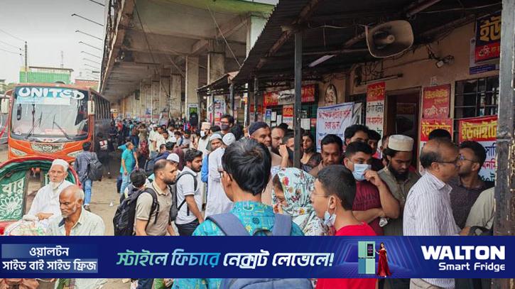 মহাখালীতে বাসের অপেক্ষায় যাত্রীদের দীর্ঘ লাইন 