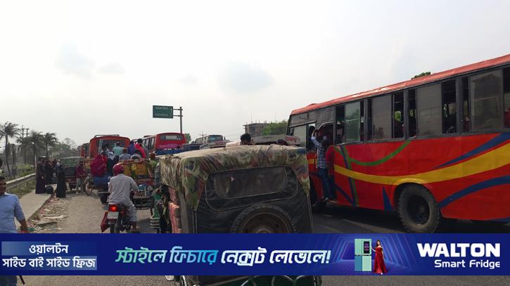 ‘ঢাকায় ফিরতে হয় খালি, তাই কিছু বাড়তি টাকা নিতে হয়’