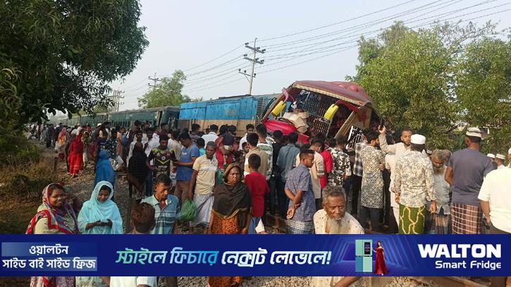 বাসে ট্রেনের ধাক্কায় ১২ মৃত্যু: দুই গেইটম্যানের বিরুদ্ধে মামলা