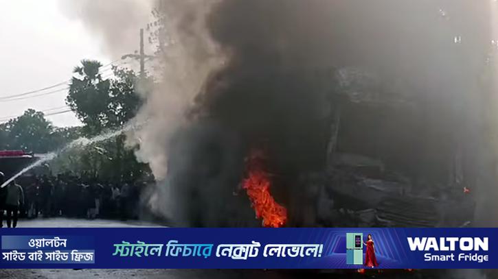 এবার চলন্ত বাসে আগুন, অল্পের জন্য রক্ষা পেলেন যাত্রীরা