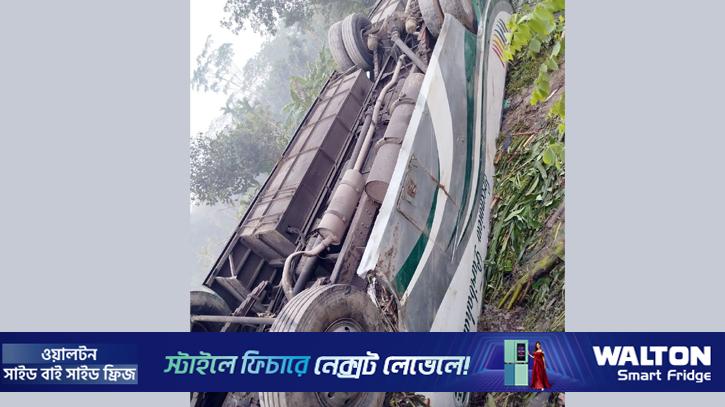 গৌরনদীতে বাস উল্টে খাদে, প্রাণ গেল নারীর