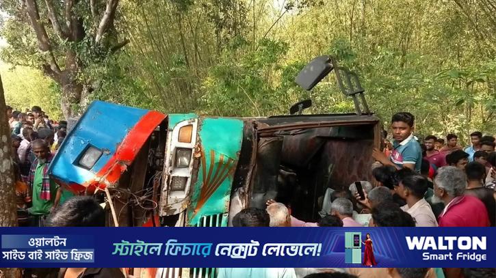 গাছে ধাক্কা দিয়ে উল্টে গেল বাস