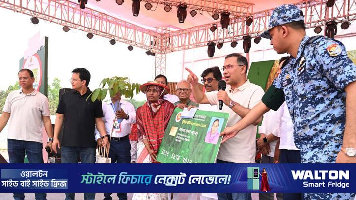 প্রধানমন্ত্রীর হাত থেকে কার্ড পেয়ে উচ্ছ্বসিত কৃষকরা