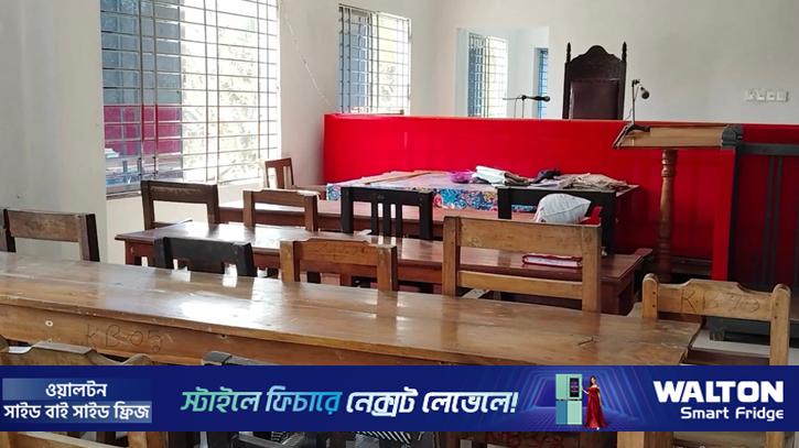 শুনানি চলাকালে দুই আইনজীবীর ‘মারামারি’