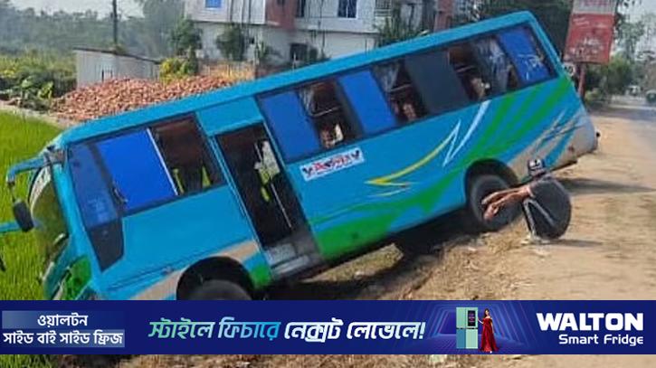 সড়ক ছেড়ে ধানখেতে বাস