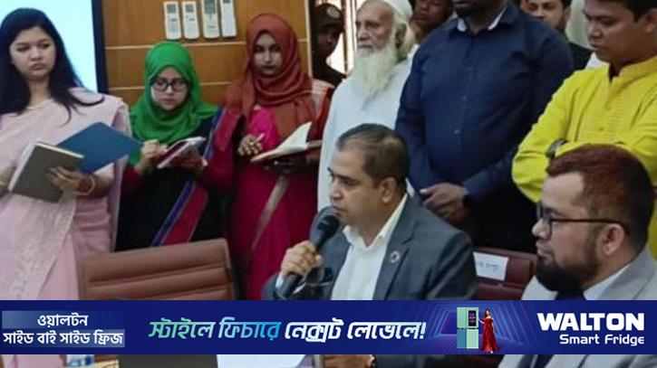 ২ মিনিটের বক্তব্যে মন্ত্রীকে ৬০ বার ‘স্যার’ সম্বোধন ডিসির, ভিডিও ভাইরাল