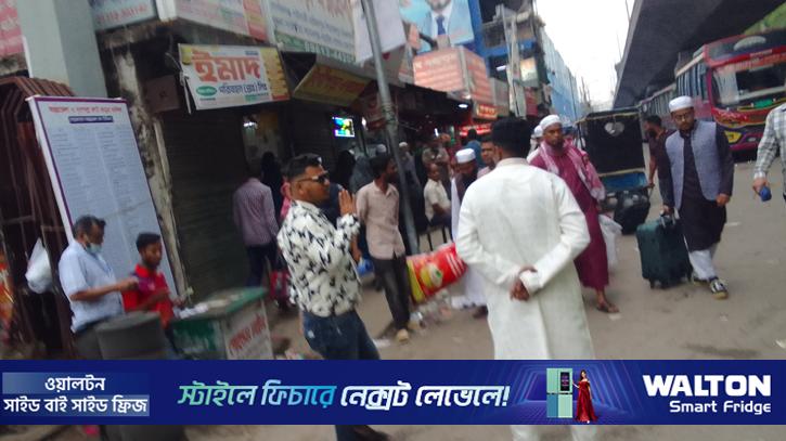 ছুটি কাটিয়ে ছুটির দিনে ঢাকায় ফিরছে মানুষ