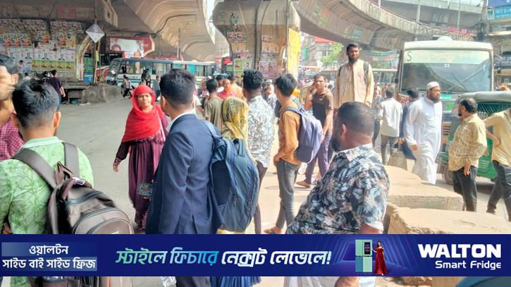 ঢাকামুখী মানুষের ঢল, বাস যাচ্ছে ফাঁকা