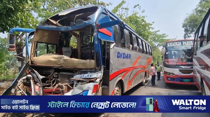 ফেনীতে ট্রাকের পেছনে বাসের ধাক্কা, আহত ৮