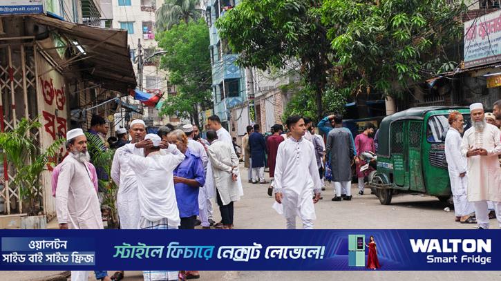 মেঘলা দিনেও ঈদ আনন্দে মুখর নগরবাসী