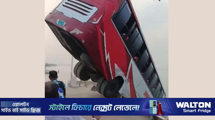 কাউন্টার মাস্টার বলছেন, পদ্মায় পড়ে যাওয়া বাসটিতে ৫০ জন মানুষ ছিল