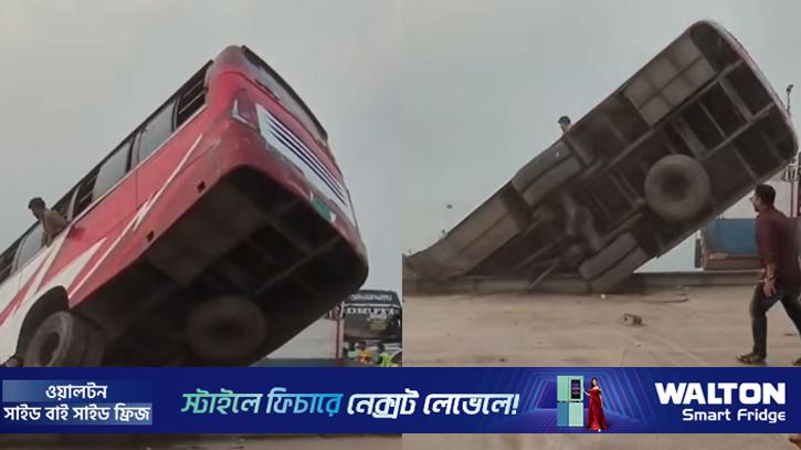 ঘাট তত্ত্বাবধায়ক বলছেন, ফেরির ধাক্কায় বাসটি পড়ে যায়