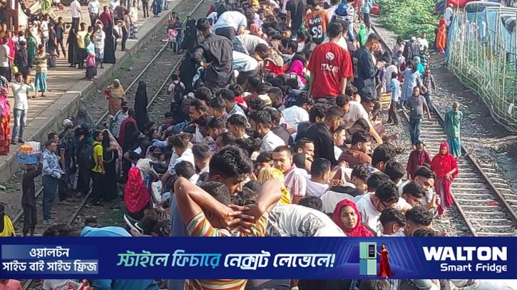ট্রেনের ছাদে জীবনের ঝুঁকি, তবুও নাড়ির টানে বাড়ি ফেরা