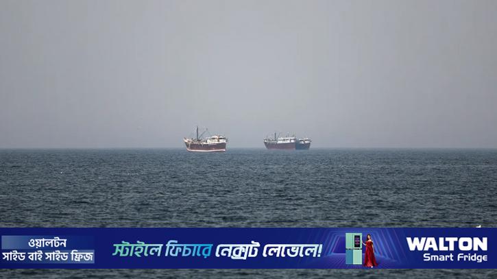 হরমুজ প্রণালী বন্ধ ঘোষণা করল ইরান, জাহাজ চলাচলে হামলার হুমকি