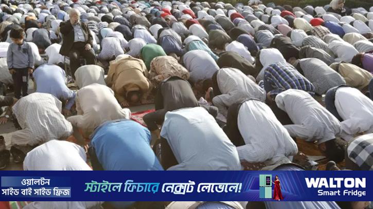 ইরান জুড়ে মার্কিন-ইসরায়েলি হামলার মধ্যেও ঈদ বরণে মানুষের ঢল