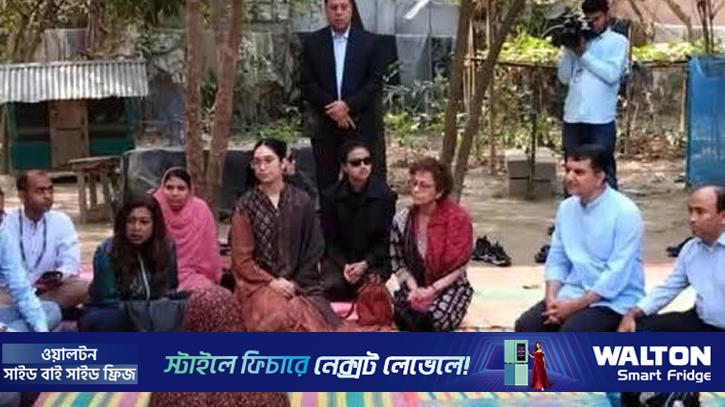 মাদুরে বসে গ্রামের নারীদের সুখ-দুঃখের কথা শুনলেন জাইমা