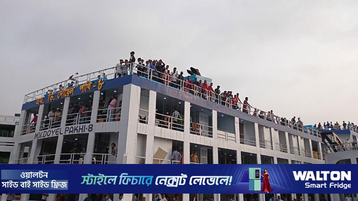 ঝুঁকি নিয়ে লঞ্চের ছাদে বাড়ি ফিরছে মানুষ