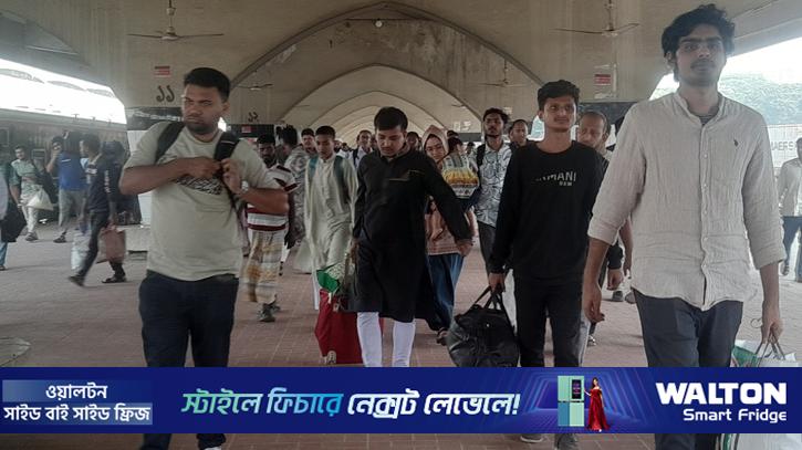 কমলাপুরে ফিরতি যাত্রীদের উপচে পড়া ভিড়, যুক্ত হয়েছে স্পেশাল ট্রেন