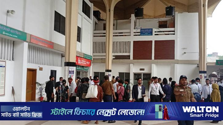 কমলাপুরে বাড়ছে ঢাকামুখী মানুষের ভিড়