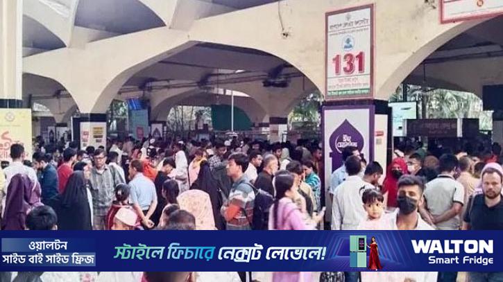 কমলাপুরে ফিরতি স্রোত, ছুটি শেষে জীবিকার শহরে ফিরছে মানুষ