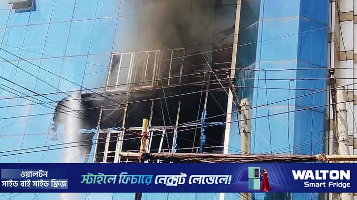 চট্টগ্রামের টেরিবাজারে বহুতল মার্কেটে আগুন