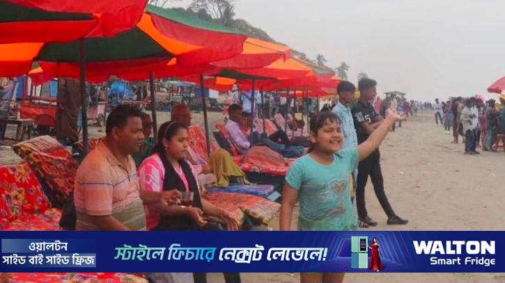 বৈরী আবহাওয়া উপেক্ষা করে কুয়াকাটায় পর্যটকের ঢল