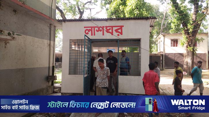 দুই বাসের মাঝে পড়ে প্রাণ গেল হকারের