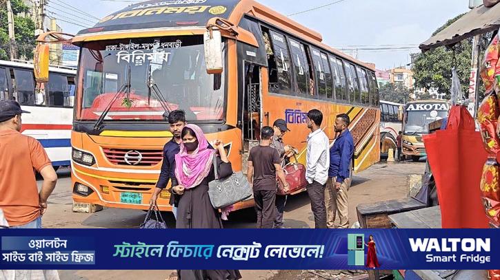 চিরচেনা রূপে ফিরছে ঢাকা, মহাখালী টার্মিনালে ফিরতি যাত্রীদের ভিড়