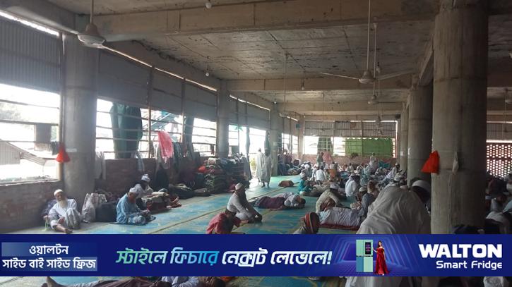 ময়মনসিংহে এক মসজিদে ইতিকাফে বসেছেন ৯০০ মুসল্লি